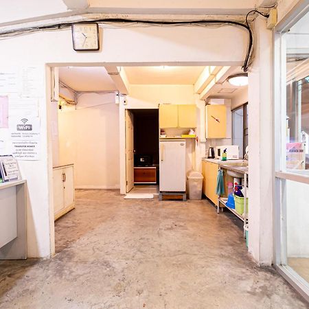 Freesia Saladaeng Silom Apartments 방콕 외부 사진