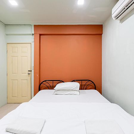 Freesia Saladaeng Silom Apartments 방콕 외부 사진