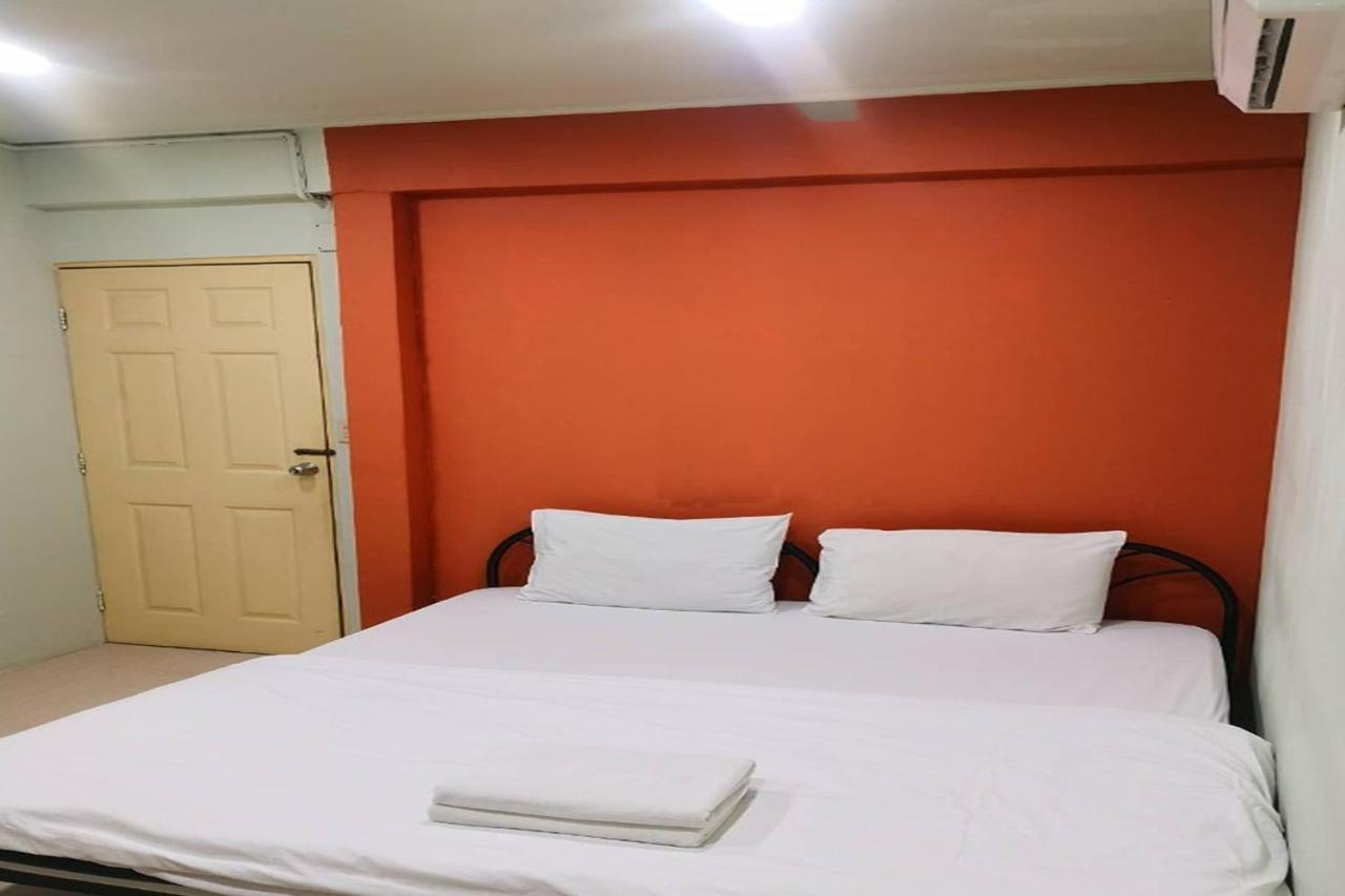Freesia Saladaeng Silom Apartments 방콕 외부 사진