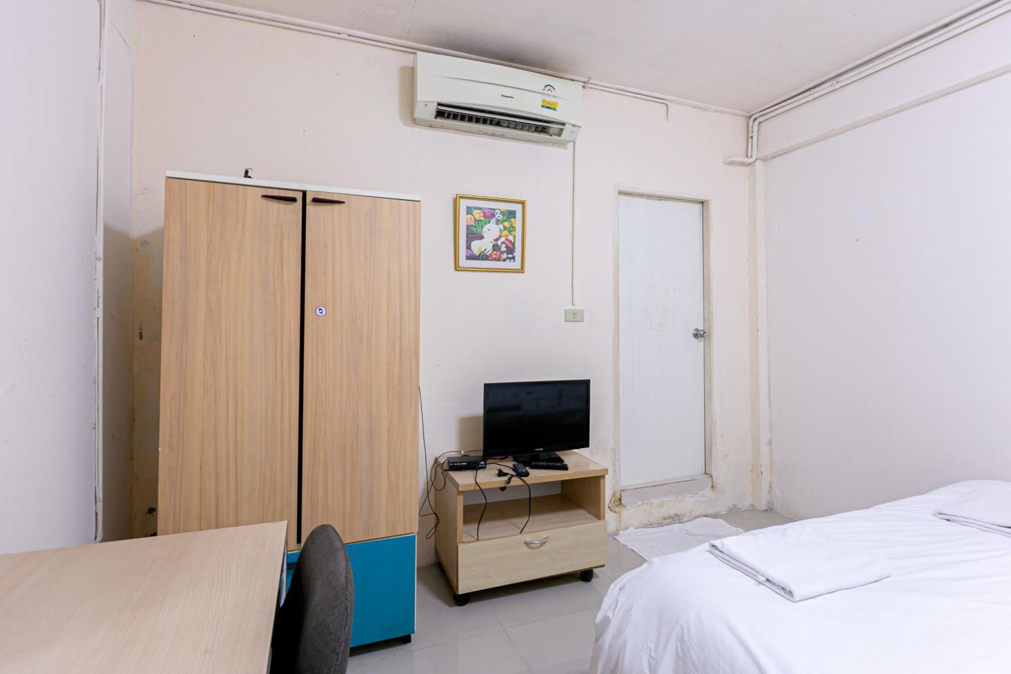 Freesia Saladaeng Silom Apartments 방콕 외부 사진
