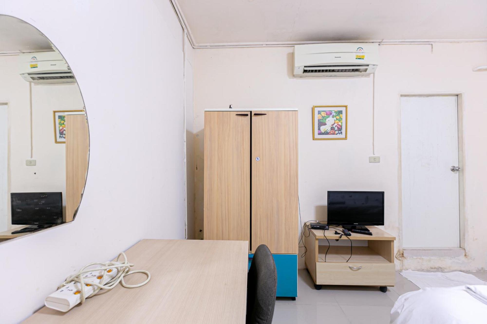 Freesia Saladaeng Silom Apartments 방콕 외부 사진