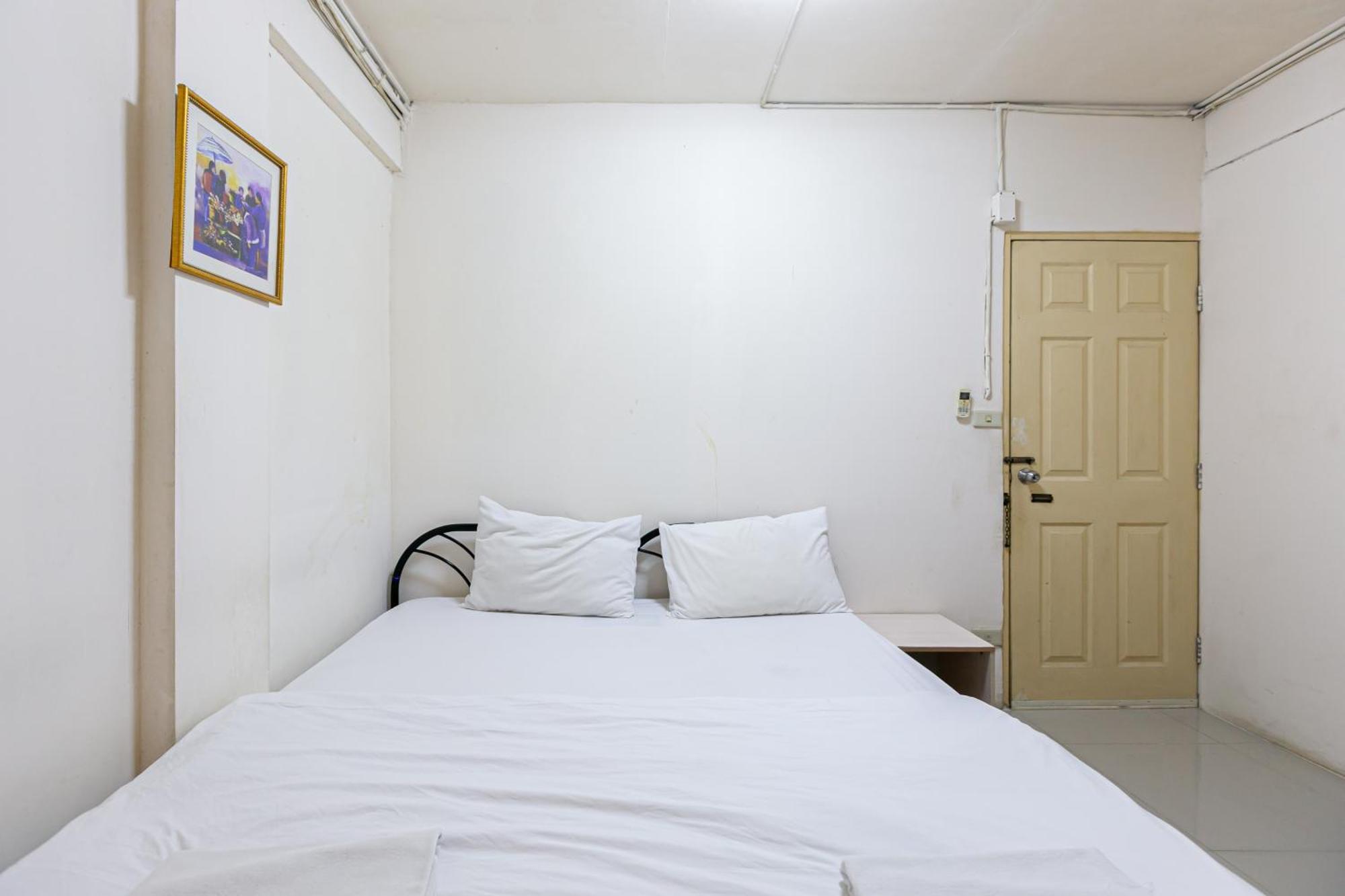 Freesia Saladaeng Silom Apartments 방콕 외부 사진