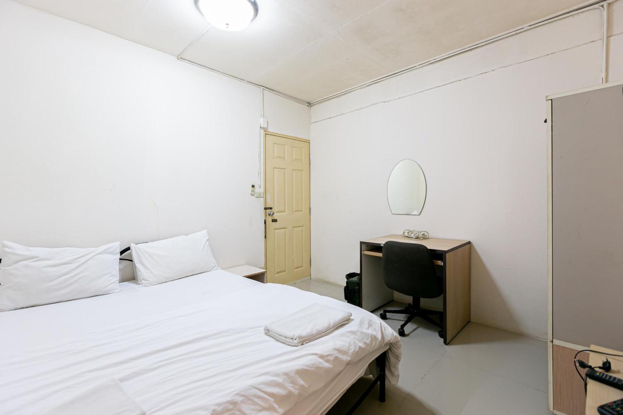 Freesia Saladaeng Silom Apartments 방콕 외부 사진