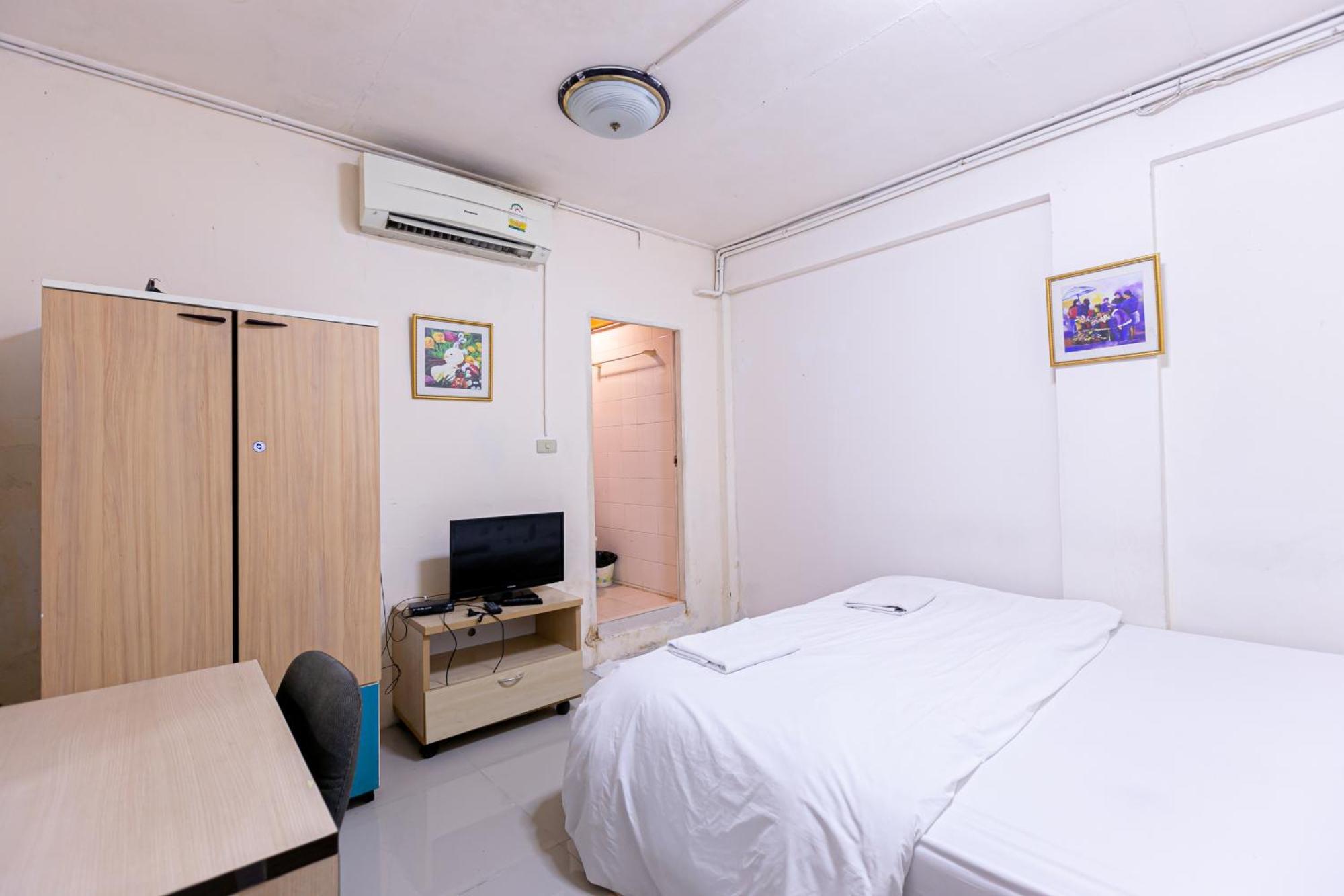 Freesia Saladaeng Silom Apartments 방콕 외부 사진