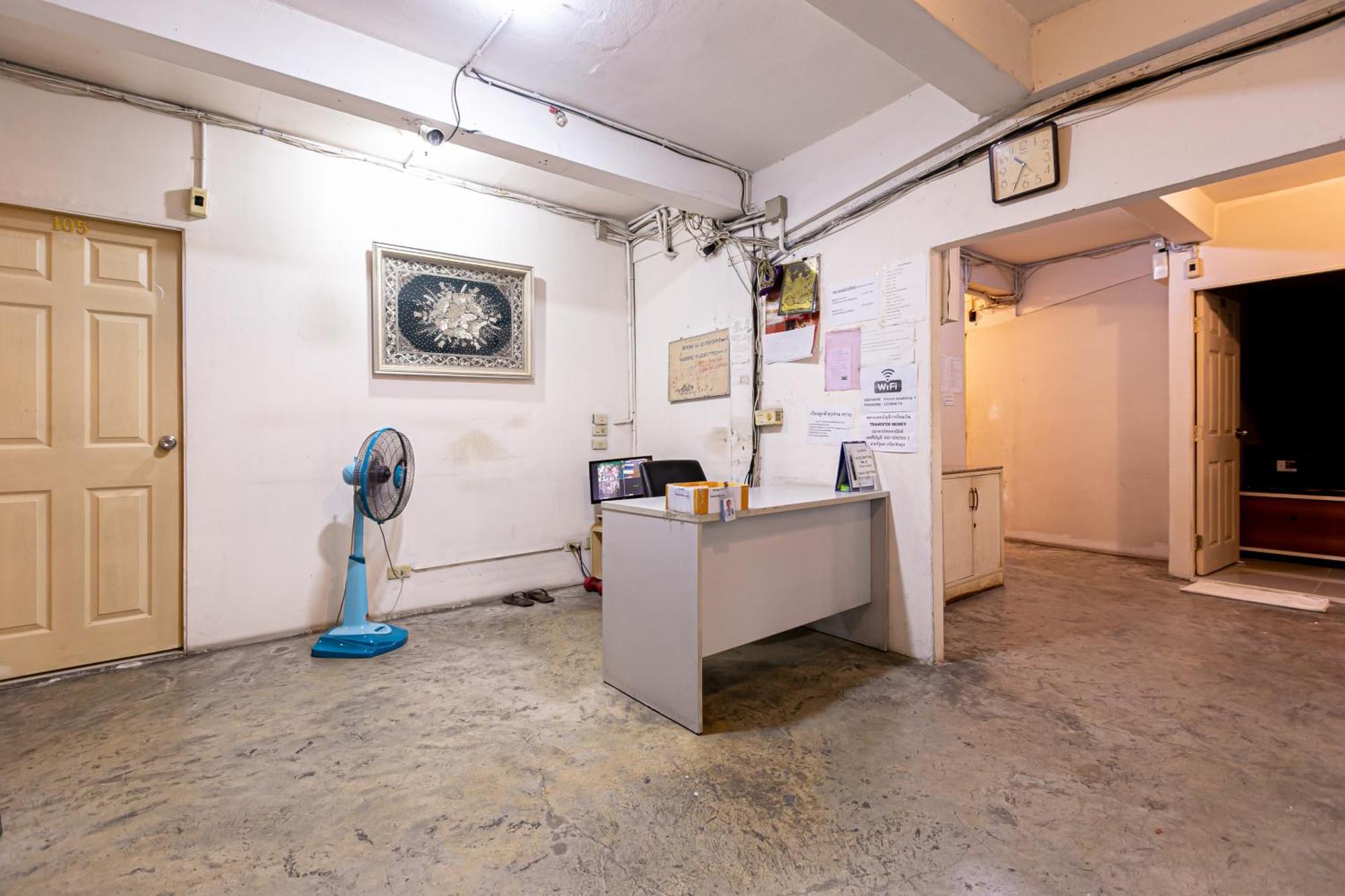 Freesia Saladaeng Silom Apartments 방콕 외부 사진