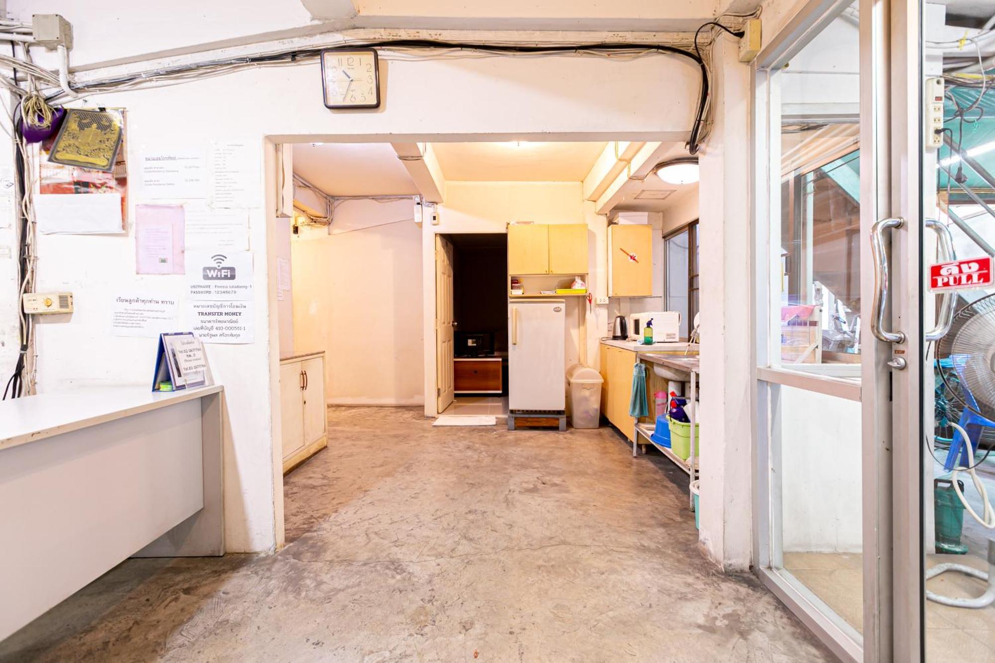 Freesia Saladaeng Silom Apartments 방콕 외부 사진