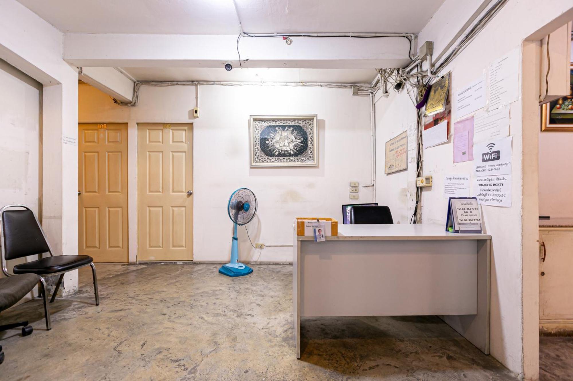 Freesia Saladaeng Silom Apartments 방콕 외부 사진