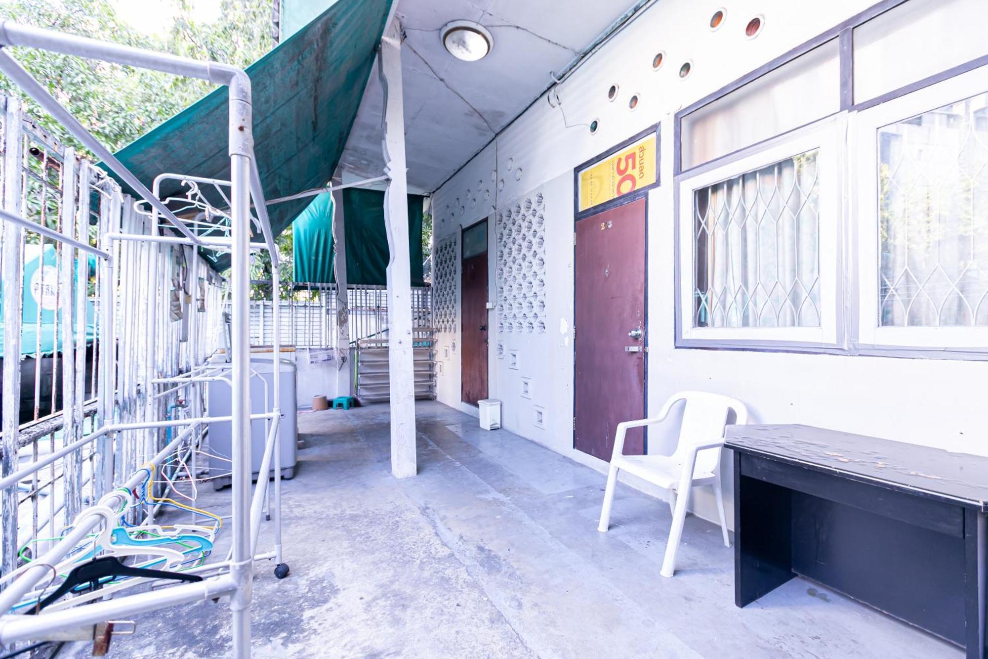 Freesia Saladaeng Silom Apartments 방콕 외부 사진