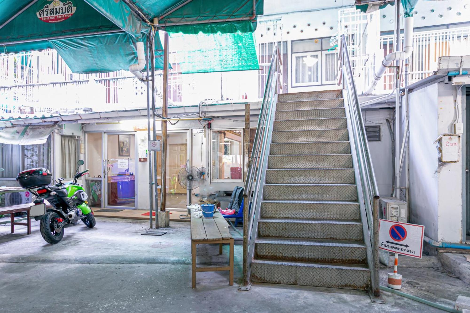 Freesia Saladaeng Silom Apartments 방콕 외부 사진