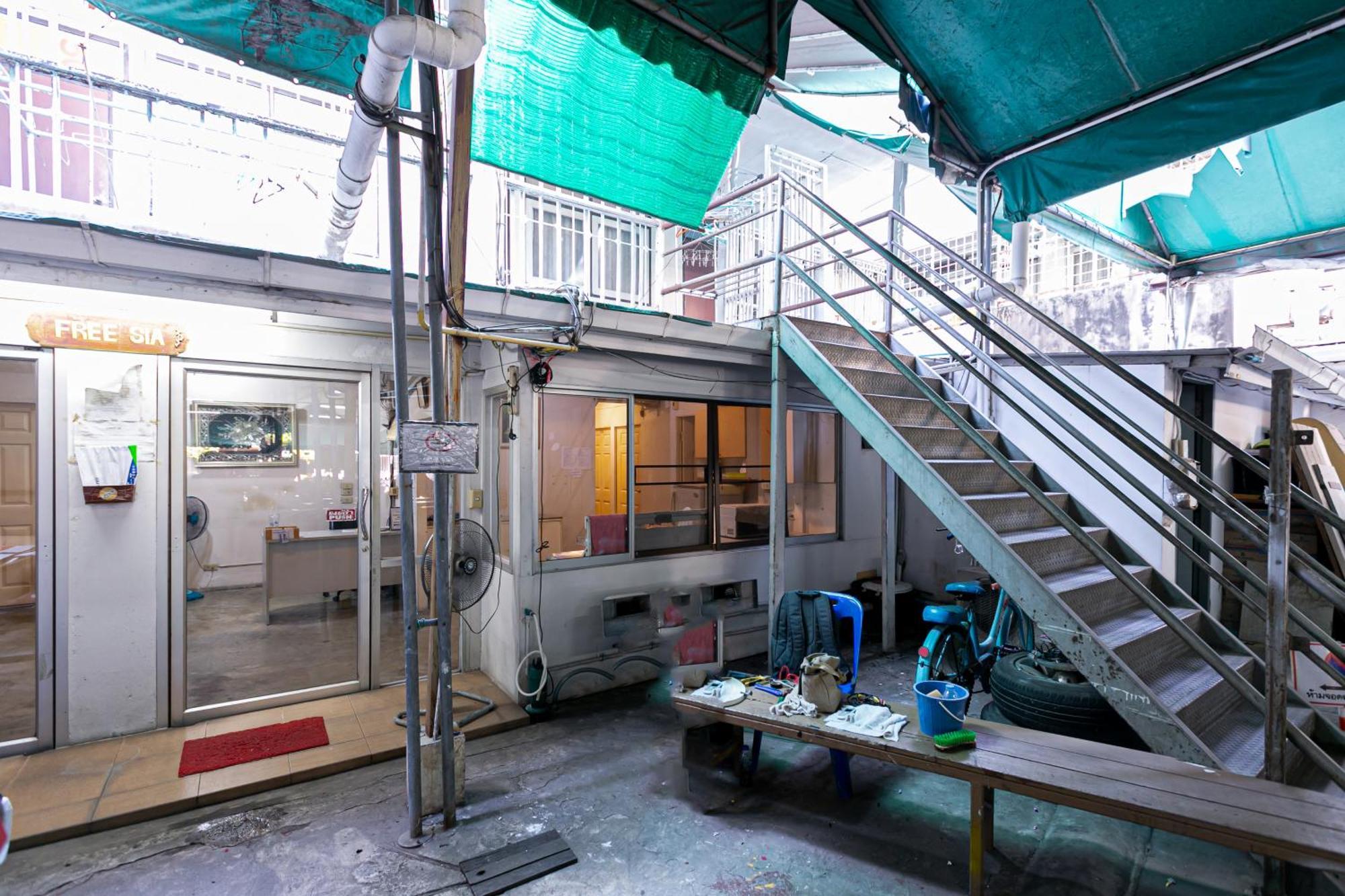 Freesia Saladaeng Silom Apartments 방콕 외부 사진