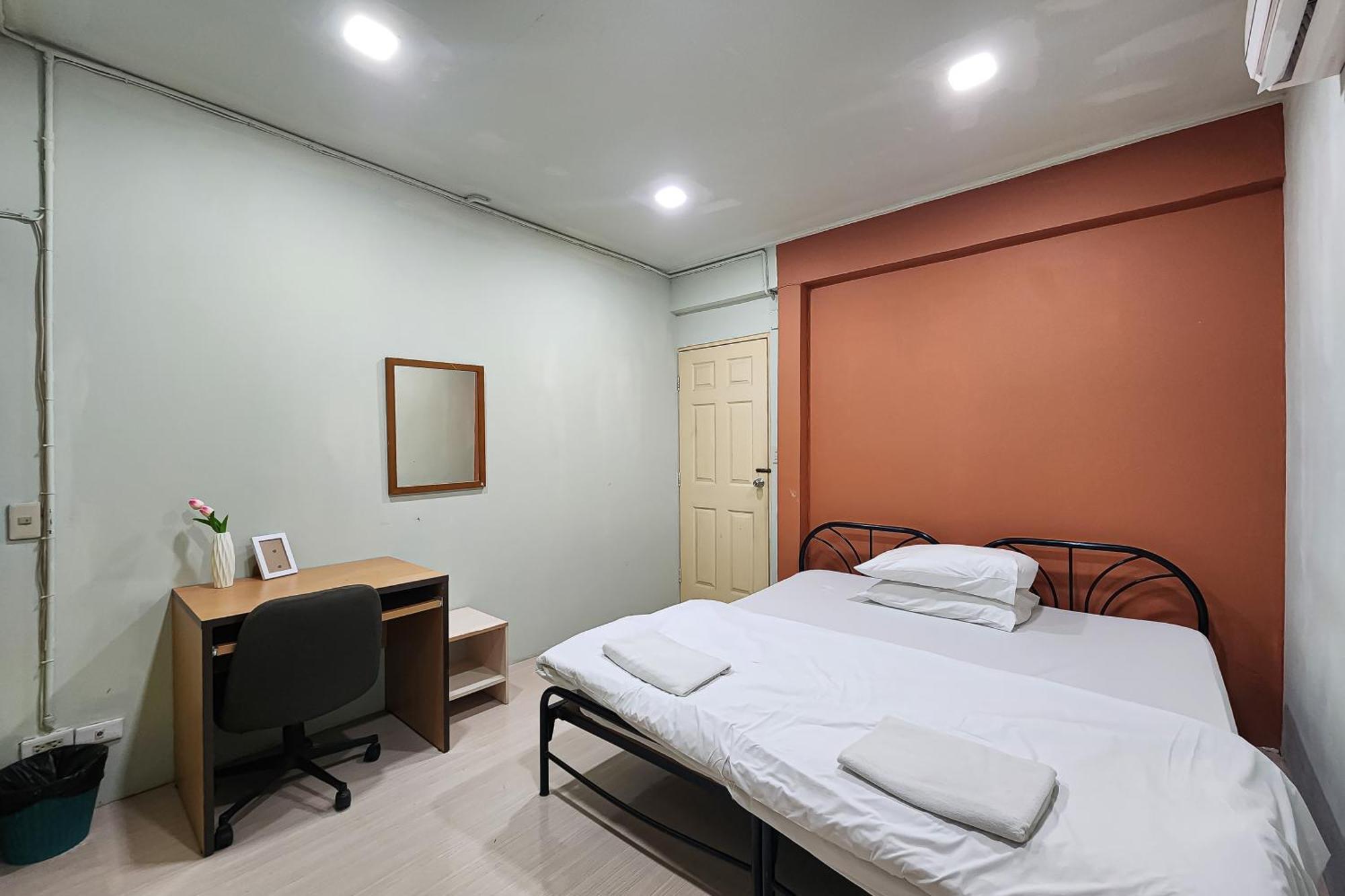 Freesia Saladaeng Silom Apartments 방콕 외부 사진
