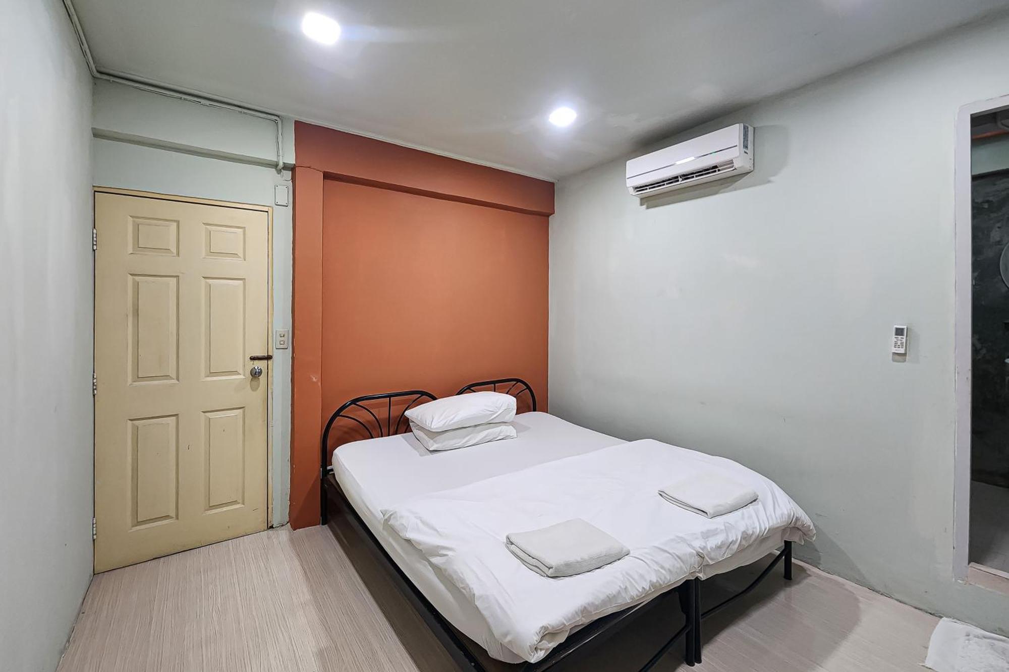 Freesia Saladaeng Silom Apartments 방콕 외부 사진