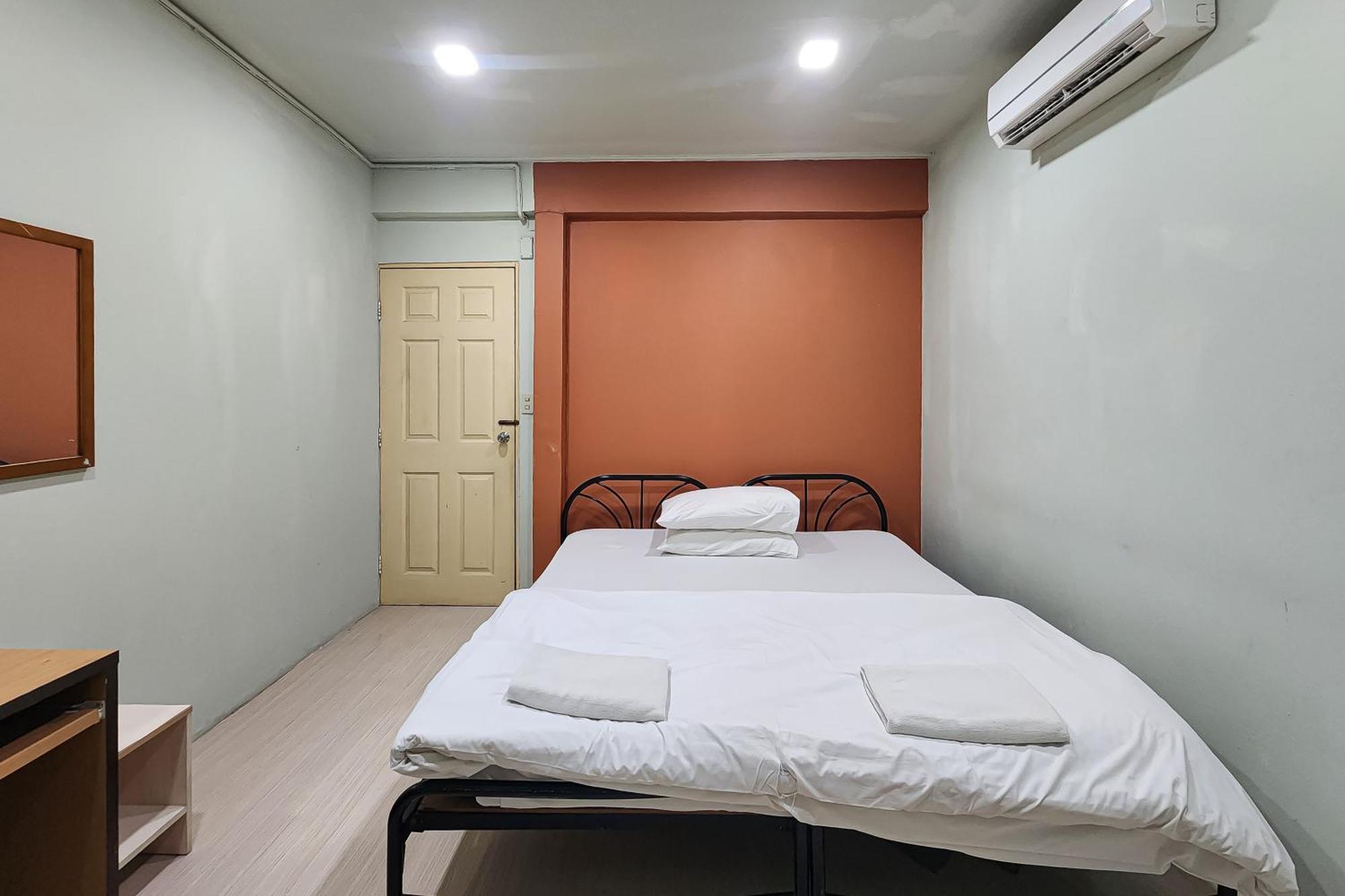 Freesia Saladaeng Silom Apartments 방콕 외부 사진