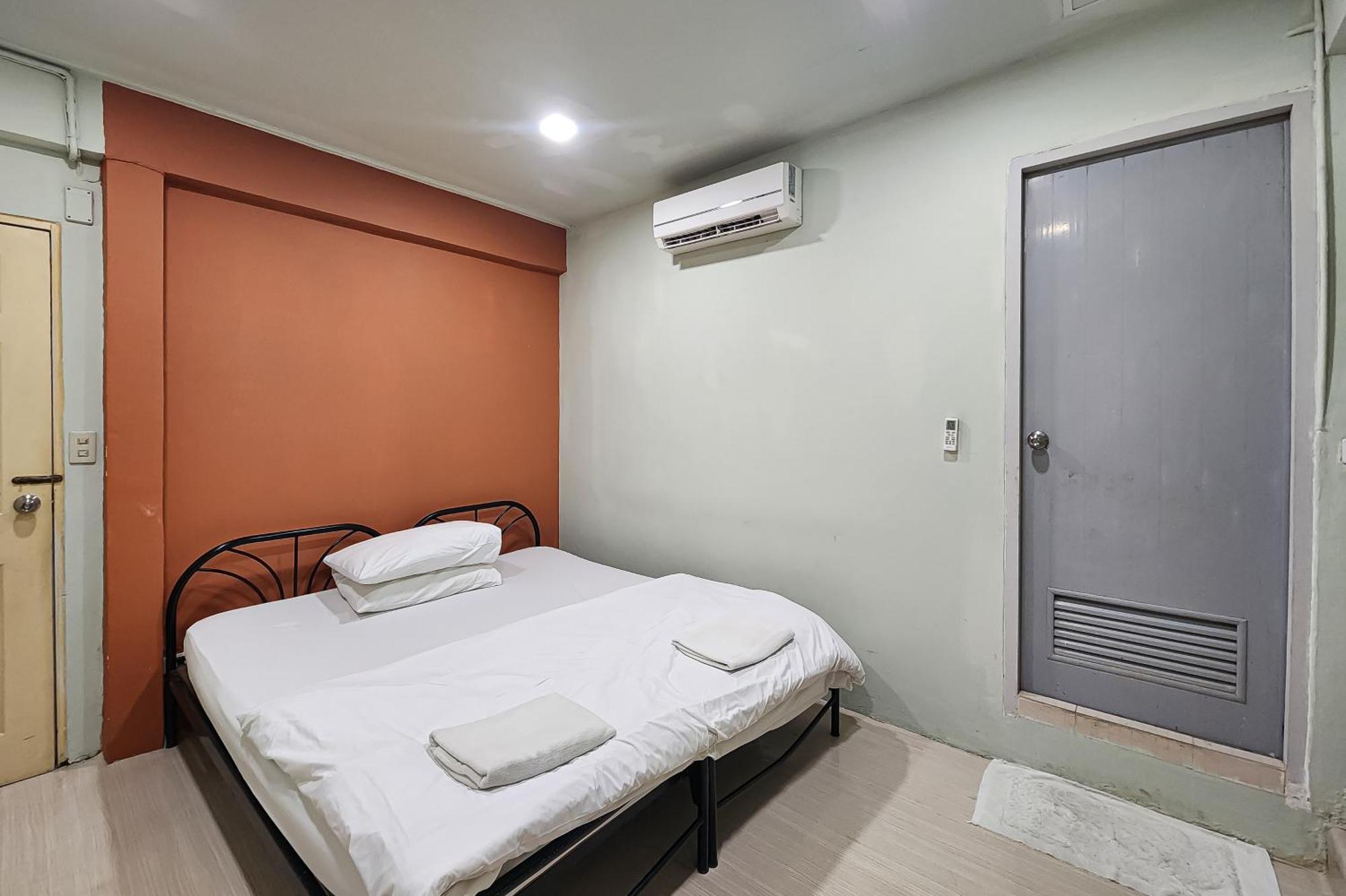 Freesia Saladaeng Silom Apartments 방콕 외부 사진