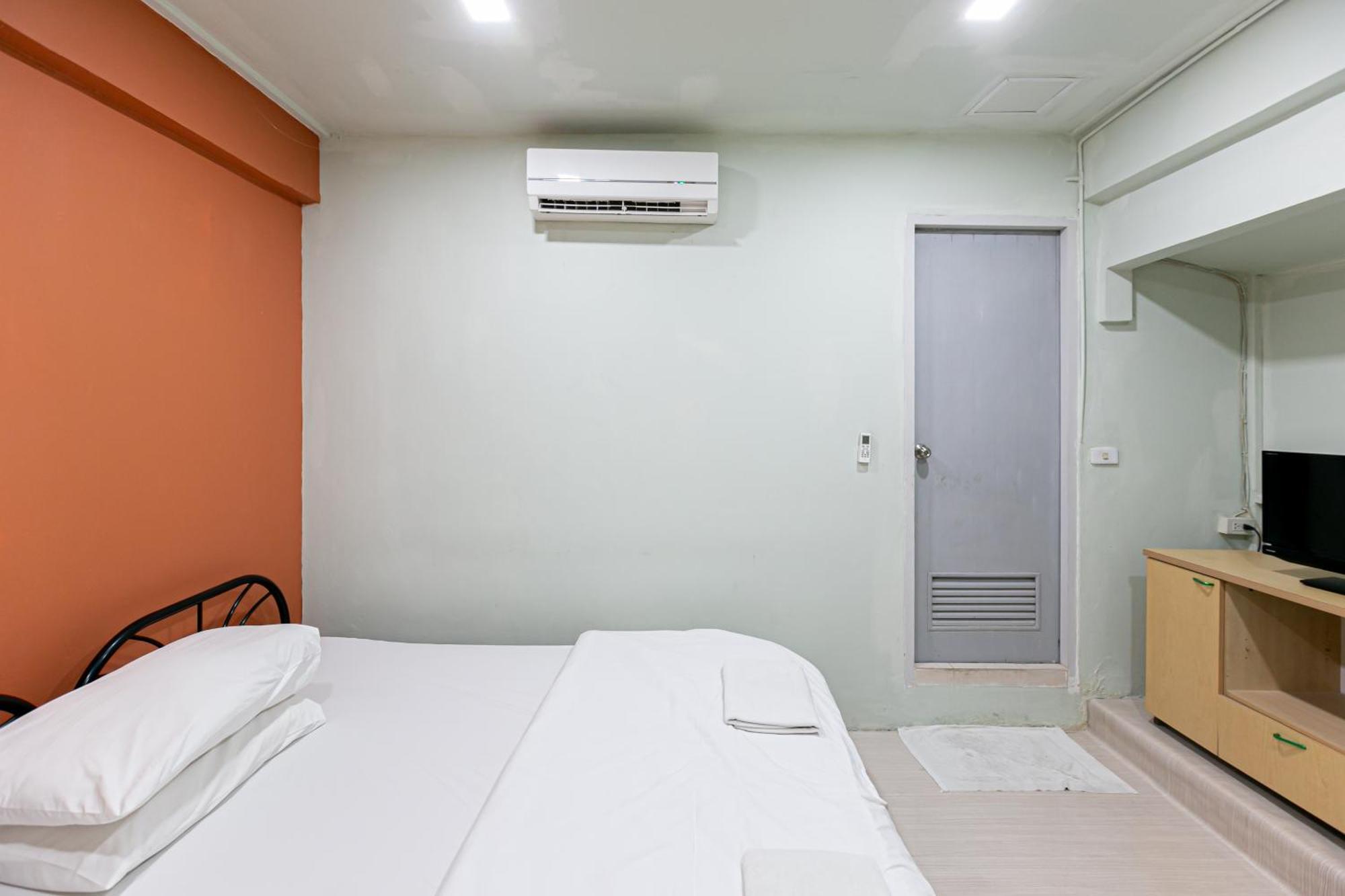 Freesia Saladaeng Silom Apartments 방콕 외부 사진