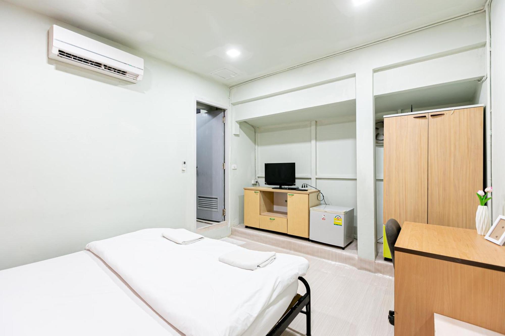 Freesia Saladaeng Silom Apartments 방콕 외부 사진