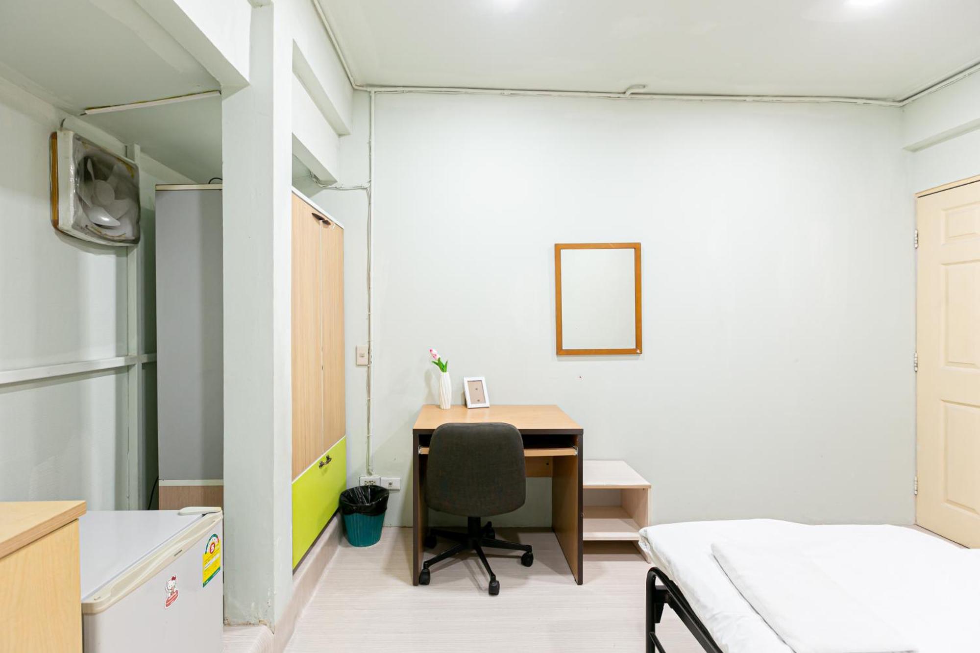 Freesia Saladaeng Silom Apartments 방콕 외부 사진
