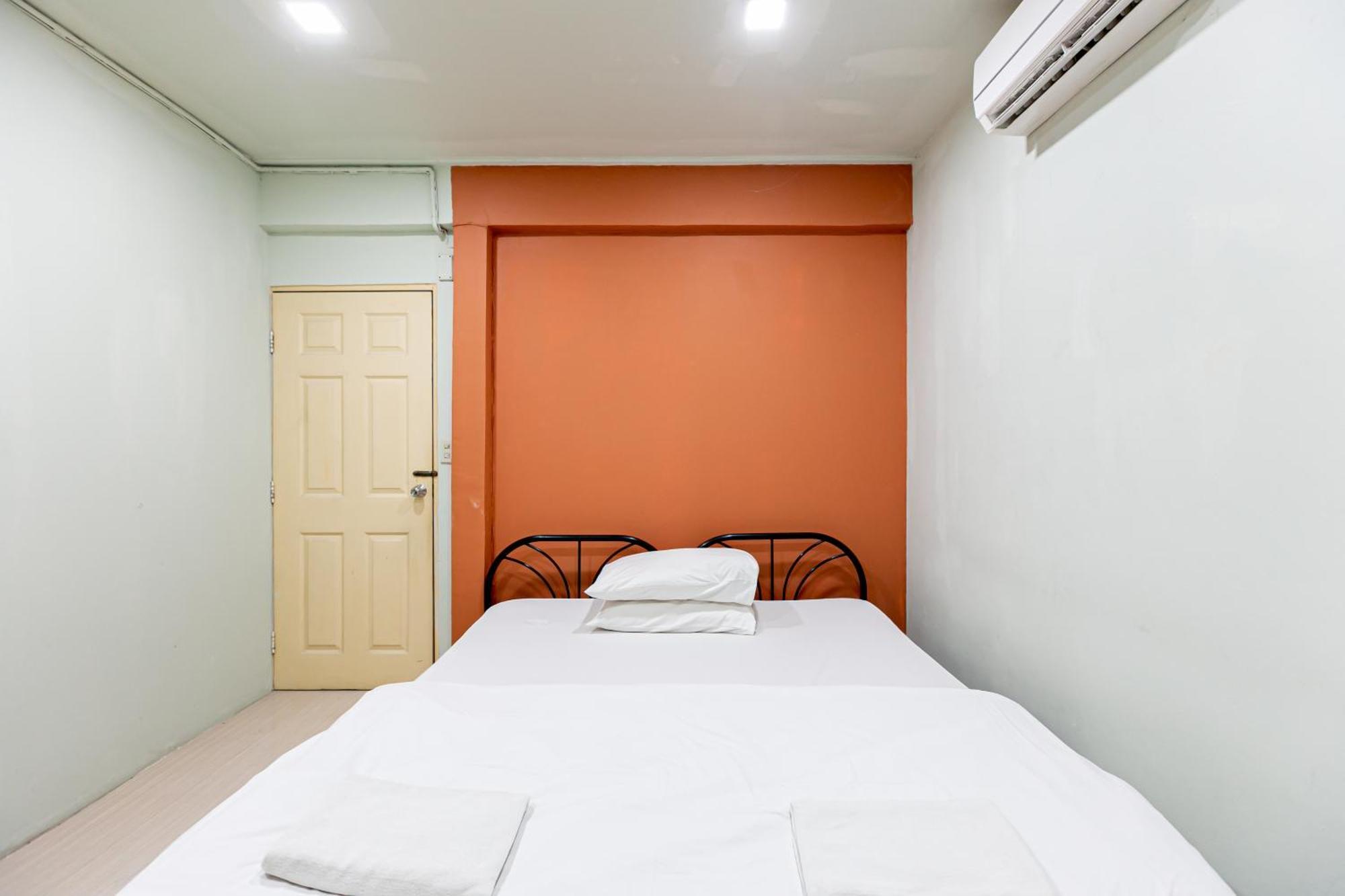 Freesia Saladaeng Silom Apartments 방콕 외부 사진