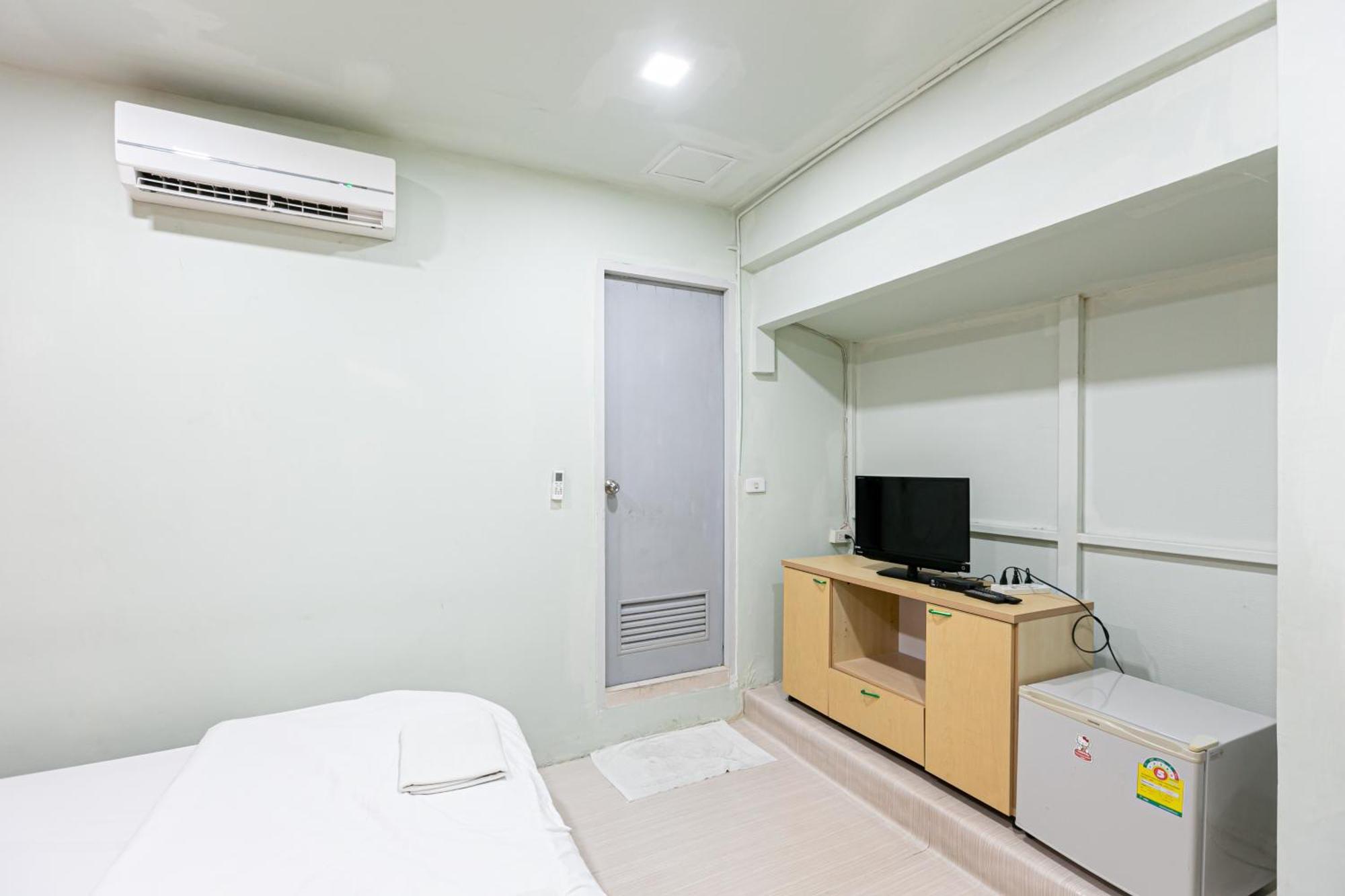 Freesia Saladaeng Silom Apartments 방콕 외부 사진